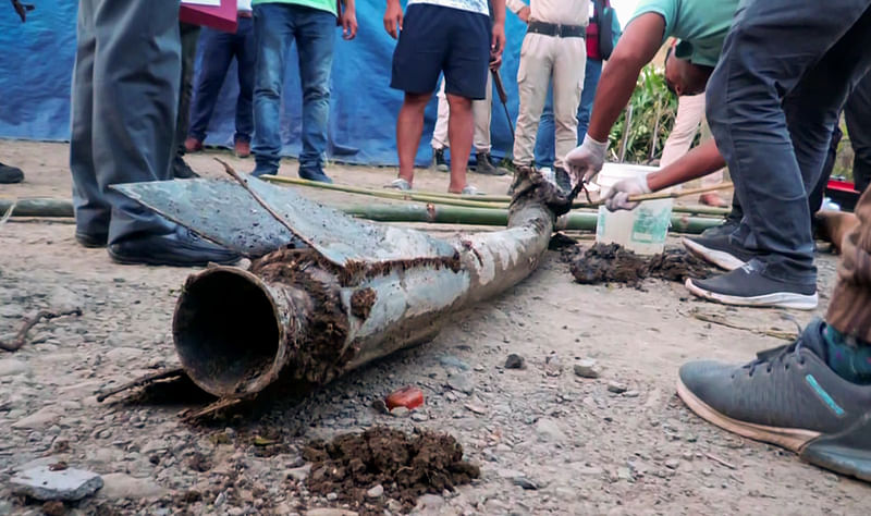 ভারতের মণিপুর রাজ্যের বিষ্ণুপুর জেলায় রকেট হামলার স্থান পরিদর্শন করছে মোবাইল ফরেনসিক ইউনিট, ৬ সেপ্টেম্বর